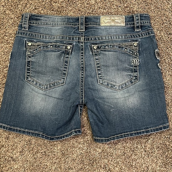 Miss Me Denim Frayed Rhinestone Embroidered Shorts Size 31 / Aa-17 - Picture 4 of 7